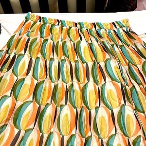 Pleated skirt with circle design